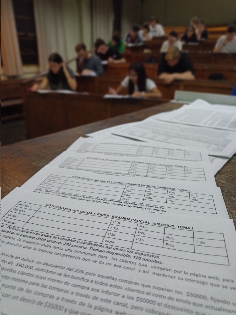 _Tam's tweet image. Día de examen. Hace 20 años estaba sentada ahí sufriendo 😅