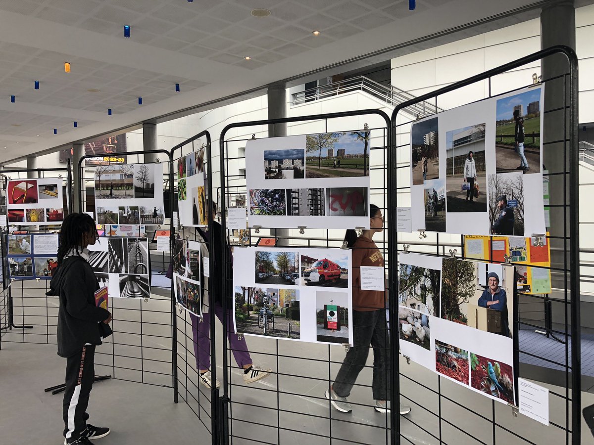 XavierGaschy's tweet photo. Merci à @La_Filature pour le parcours photo proposé cette année permettant aux élèves de l’@acstrasbourg @DaacStrasbourg de s’initier au photo reportage aux côtés de @DarekSzuster : la Classe Colorée Photo du @college_moliere a apprécié ce projet et est fière du résultat exposé ! https://t.co/QWsB6jMbRY
