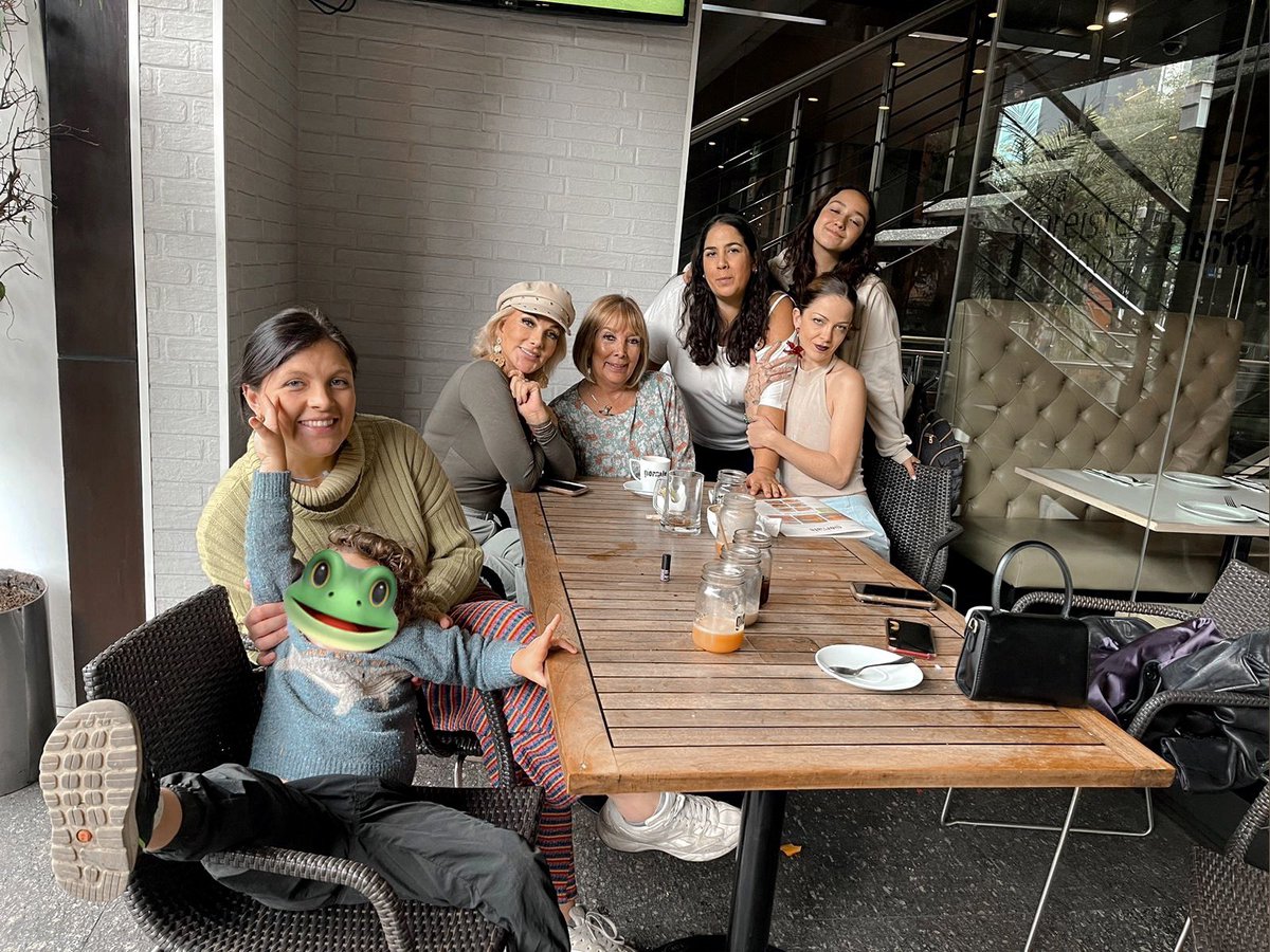 OliviaCollinsMX's tweet photo. Que no nos falten los motivos para celebrar 🧚🏼♀️☕️🩵 Tengan un mágico inicio de semana gente linda 🦢✨
#lunes #familia #disfrutando #amor #cafe #rico #VidaCollins #OliviaCollins https://t.co/3ujIcWK4VZ