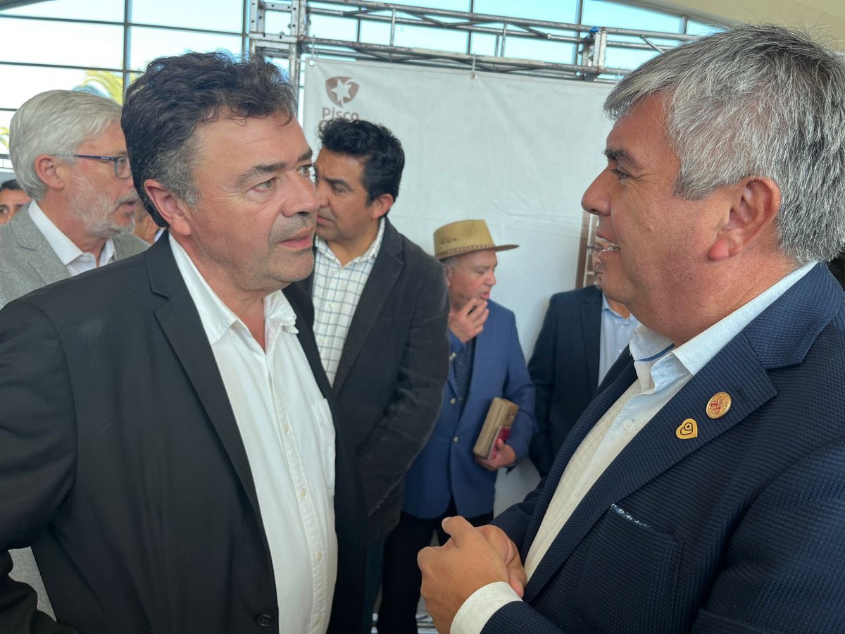 En el Día Nacional del Pisco, estuvimos reunidos con el <a href="/MinagriCL/">Ministerio de Agricultura de Chile 🇨🇱</a>,  Esteban Valenzuela, dialogando sobre la fiesta del pisco más grande de Chile, a realizarse en Vicuña en junio, y el importante apoyo del Gobierno a la empresa pisquera. Un gusto verte de nuevo. <a href="/MuniVicuna/">Municipalidad de Vicuña</a>