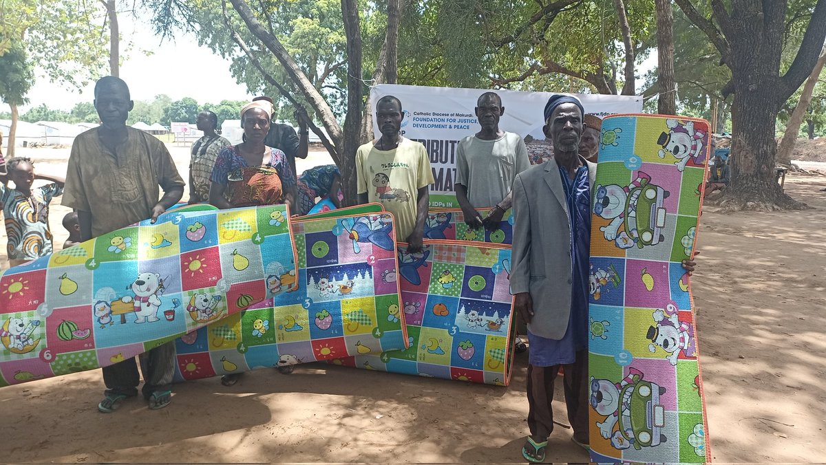 fjdpnigeria's tweet photo. CRIs DISTRIBUTION
With funds from Aid to the Church in Need, fjdp today kick started the distribution of mats and blankets to over 250 HHs at the Uikpam resettled camp in Benue state to improve their living condition.
Thanks to Aid to the Church in Need.
#ThisIsFJDP
#ACN https://t.co/gRhX73sCIZ