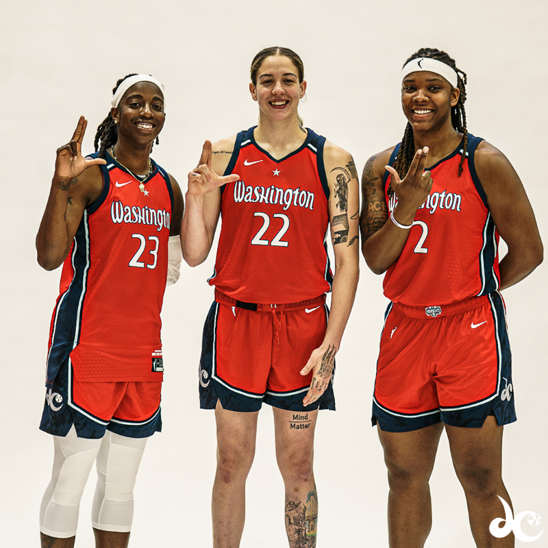 WashMystics's tweet photo. 𝐅𝐫𝐨𝐦 𝐓𝐡𝐞 ‘𝐕𝐢𝐥𝐥𝐞 𝐭𝐨 𝐓𝐡𝐞 𝐃𝐢𝐬𝐭𝐫𝐢𝐜𝐭 📍

With 3⃣ Cards on our team, we had to catch up with @Jazmine_Jones4, @em__baller and @Mooks_22 on their time at @LouisvilleWBB ⤵️