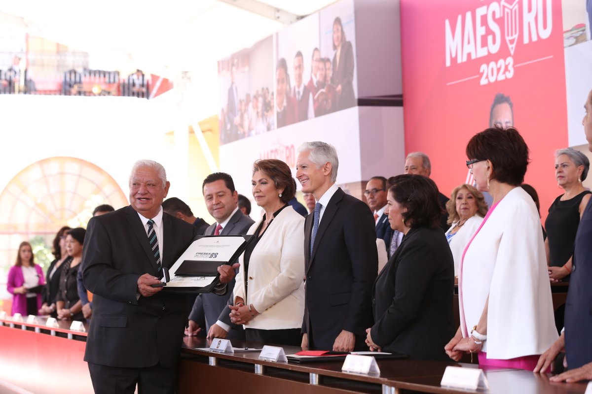 El profesor Oscar Siles cumplió 59 años de ser maestro, es un gran ejemplo para todas las maestras y maestros mexiquenses. Hoy le entregamos el reconocimiento Presea “Honor Estado de México”.