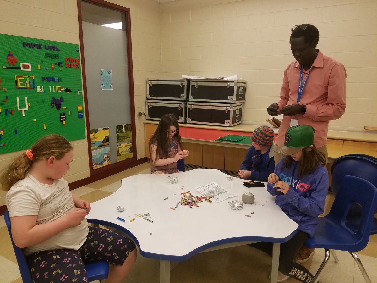 Nous découvrons les roches en 4e! En groupe, nous avons fait des roches ignées avec un volcan, des roches sédentaires avec de la pâte à modeler et des roches metamorphiques avec des crayons de cire.  Merci <a href="/ScienceNorth/">Science North & Dynamic Earth</a> pour la belle activité! #detectivederoche <a href="/EECSMBourgeoys/">École catholique Sainte-Marguerite-Bourgeoys</a>