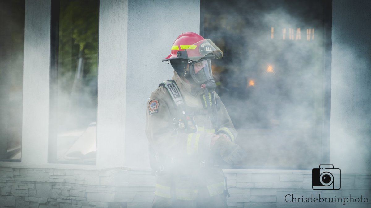chrisDfirephoto's tweet photo. @TPFFA @Toronto_Fire called to a Vehicle Fire on Dixon Road Sunday Evening. R441 Got a quick Knockdown of the fire π₯.
#toronto #fyp #etobicoke #torontofire #torontofirefighters #torontofireservices https://t.co/485nvClXlu