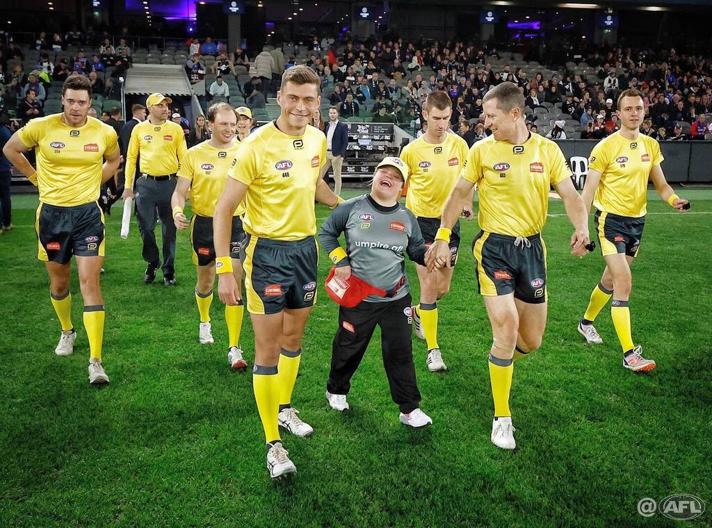 Day made! Kyra Claridge leads the umpires onto the field before #AFLBluesDogs as part of the Fiona McBurney Match Day Experience, a fantastic initiative by the @aflumpiresassociation 👏