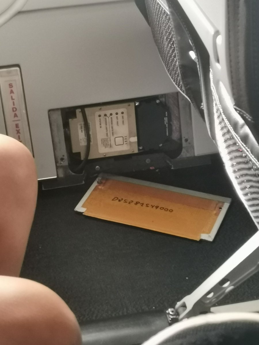 HBFS21's tweet photo. Al fin, pudimos dejar el aeropuerto de Pto Vallarta, pero oh sorpresa. Al despegar se empiezan a caer partes de la puerta de emergencia. Las cuales deberían estar aseguradas con tornillos, otro llamado a @Profeco e incluso a las autoridades a revisar las aeronaves. https://t.co/Ed1OjYdE8j