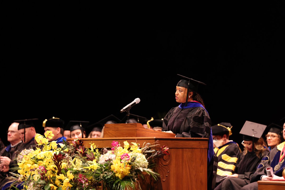 PublicHealthUMN's tweet photo. "The work is not for everyone, but for those who are cut out for it, there's nothing that comes close. Public health is for those of us who want to make a difference." – @bcunningMDPHD, Commissioner of @mnhealth
#UMNProud〽️ #SPHGrad🎓 https://t.co/9GugaLek4A