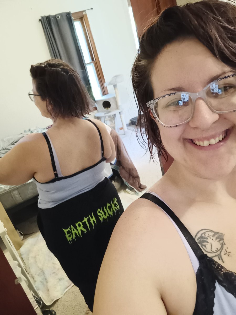 DiPpEdDeA's tweet photo. Got some cute new clothes. Ready for my alien abduction 🛸 https://t.co/lvKjinkiJ2