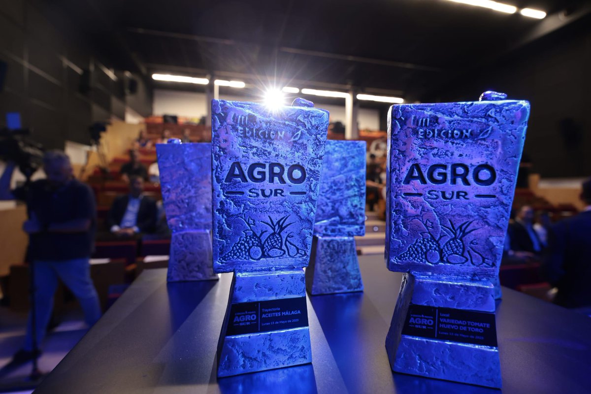 DiarioSUR's tweet photo. 🏆🌱 Los Premios #AgroSUR reconocen a empresas del sector primario cuando más se necesita. @DiarioSUR distinguió ayer en #Coín a La Molienda Verde, @quesosdemalaga, Sancho Melero, @aceitesmalaga y al tomate huevo de toro. 

https://t.co/avSZLhBWz3 https://t.co/09JLetPEmD