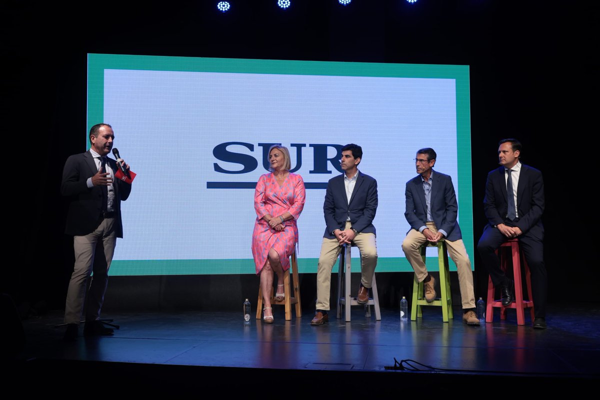 DiarioSUR's tweet photo. 🏆🌱 Los Premios #AgroSUR reconocen a empresas del sector primario cuando más se necesita. @DiarioSUR distinguió ayer en #Coín a La Molienda Verde, @quesosdemalaga, Sancho Melero, @aceitesmalaga y al tomate huevo de toro. 

https://t.co/avSZLhBWz3 https://t.co/09JLetPEmD
