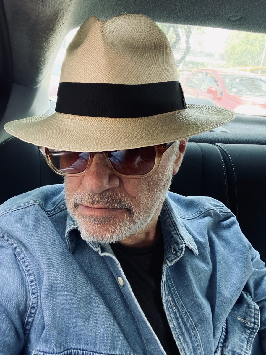 ..nadie te enseña a ser buena persona #soloeso PUNTO.