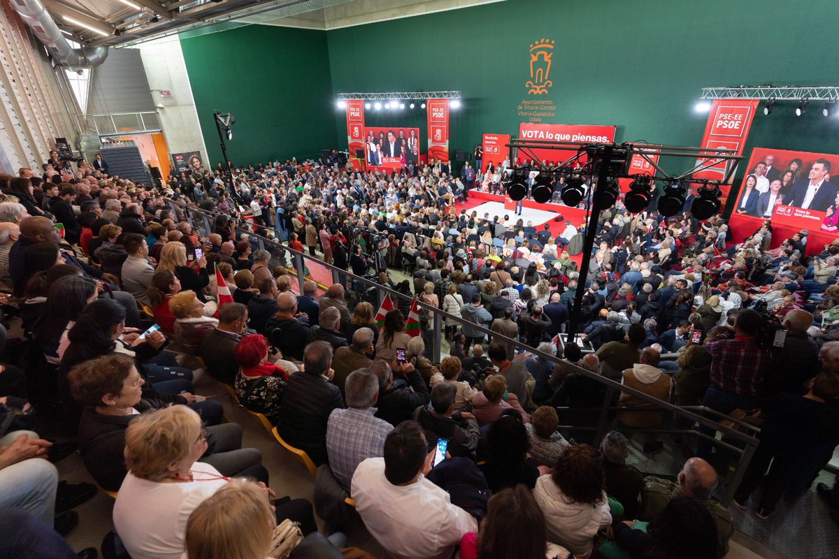 enekoandueza's tweet photo. Hoy he notado, ilusión, alegría.

He visto sonrisas y esperanza.

Se respiraba ambiente de victoria en el frontón de Lakua, porque vamos a ganar las elecciones en #VitoriaGasteiz, con su próxima alcaldesa @metxebarria_vg .

#VotaLoQuePiensas #VotaPSOE #VitoriaEnPositivo https://t.co/DYvcsFKBvx