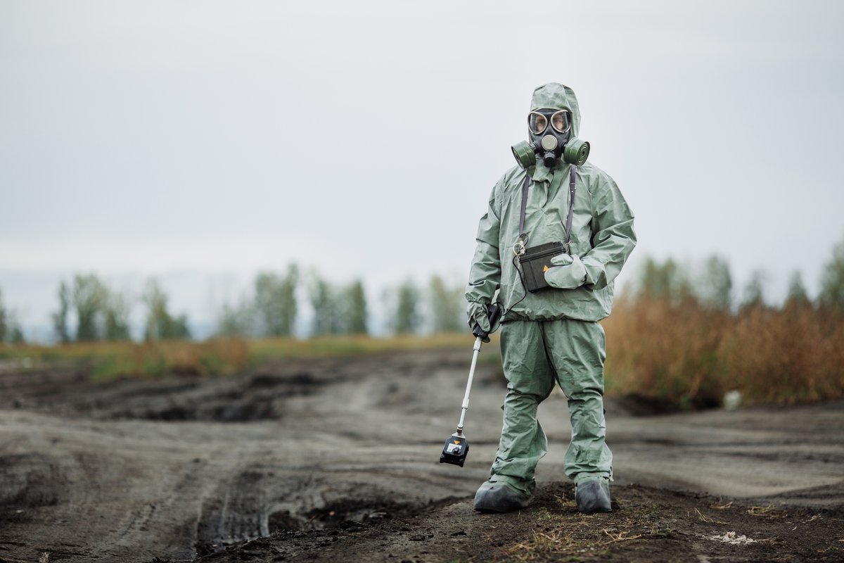 SurvivingNukes's tweet photo. Understanding radiation is crucial to preparing for a nuclear disaster. There are three main types of radiation: alpha, beta, and gamma.

Alpha particles are the least penetrating and can be stopped by a sheet of paper, but can cause harm if inhaled or ingested. https://t.co/uKGLyTVnyR