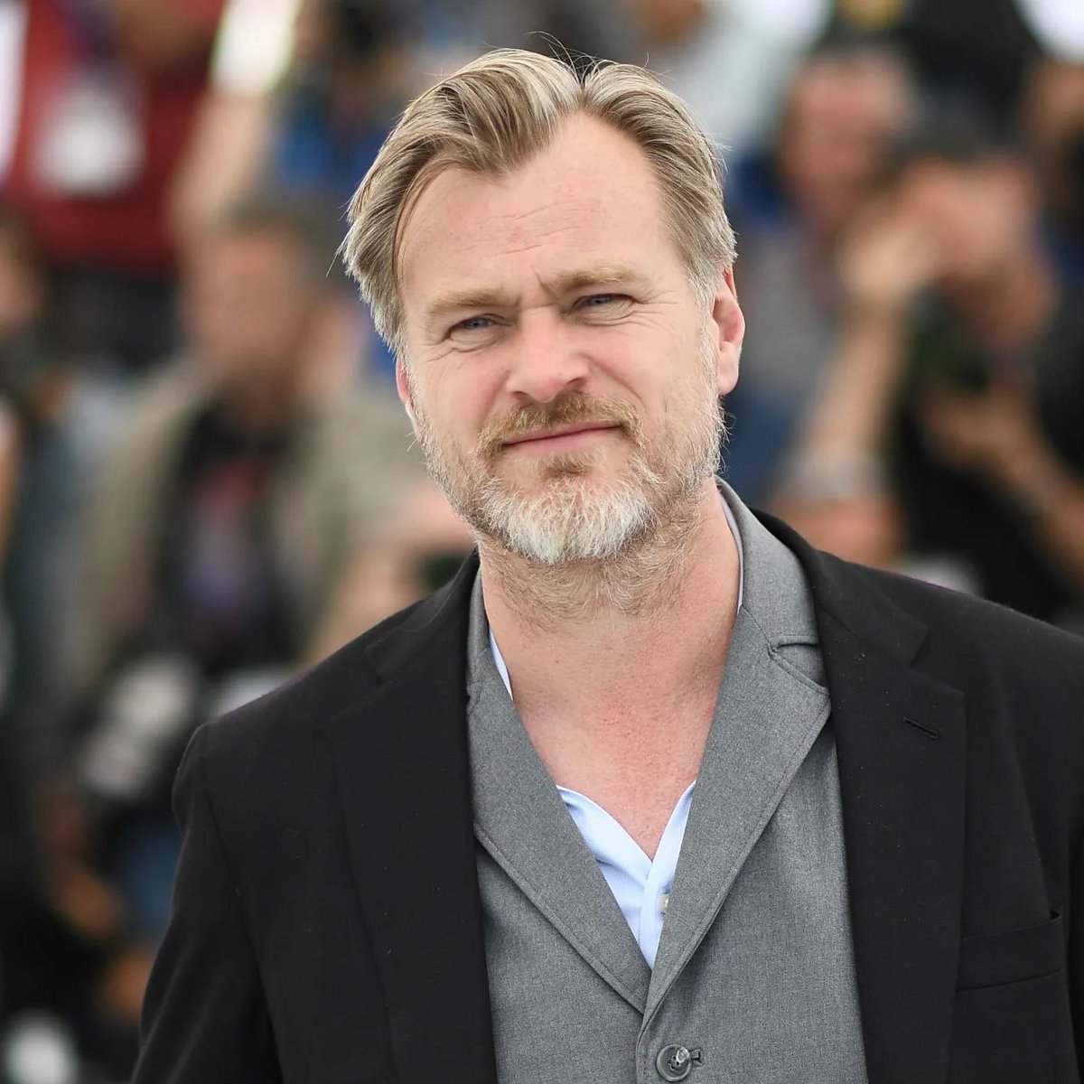 IndieWire's tweet image. Christopher Nolan on casting actual scientists in #Oppenheimer: “You’ve been on sets where you’ve got a lot of extras around and they’re more or less thinking about lunch. These guys were thinking about the geopolitical implications of nuclear arms.” bit.ly/3Mo2FSw