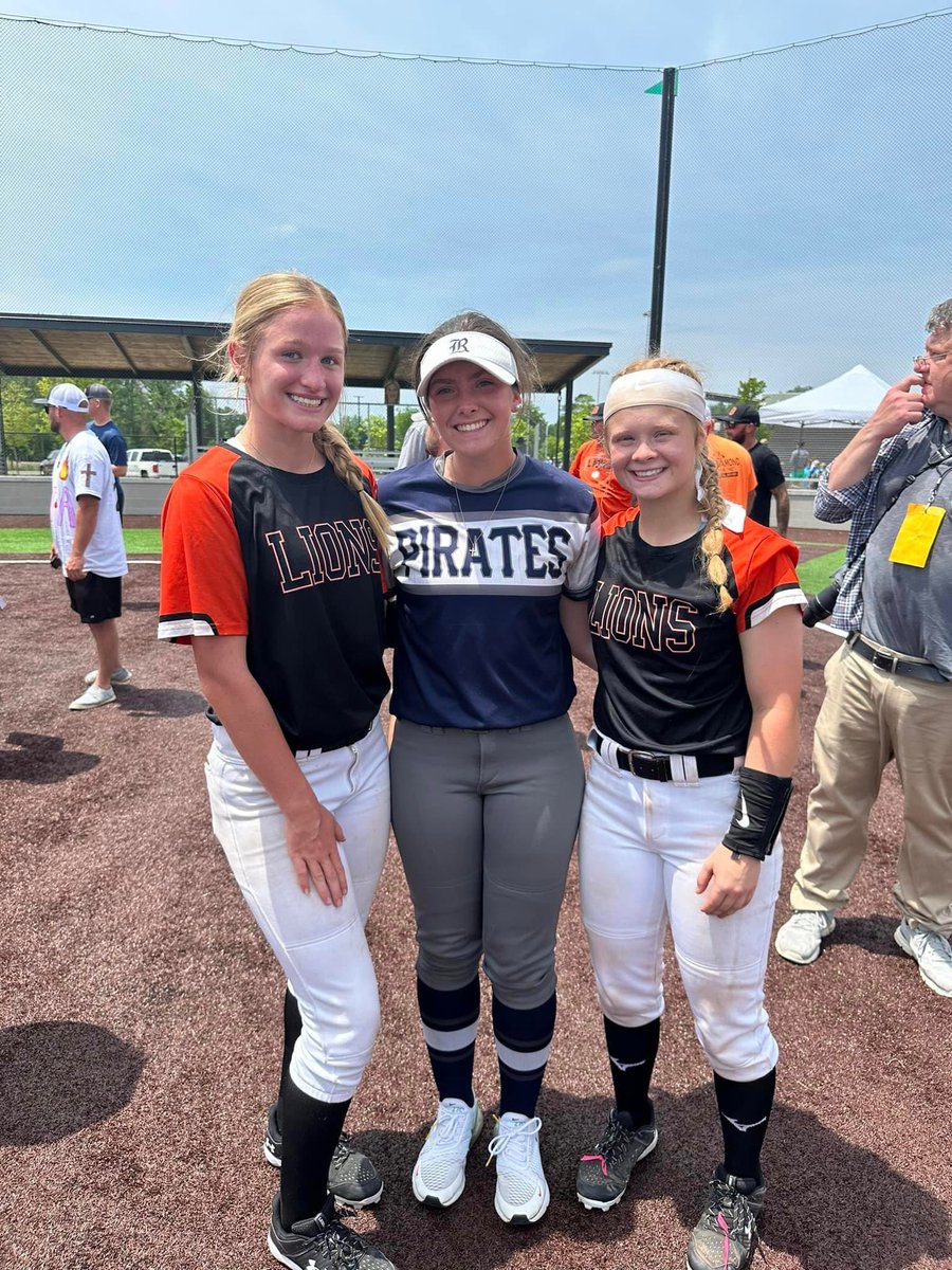 With our season ending I was so sad to see it end, but happy bc it meant that some of my travel-ball teammates continued playing. And overall pure joy for one of my absolute best-friends for qualifying for state. I couldn’t be more proud of my girls! 🫶