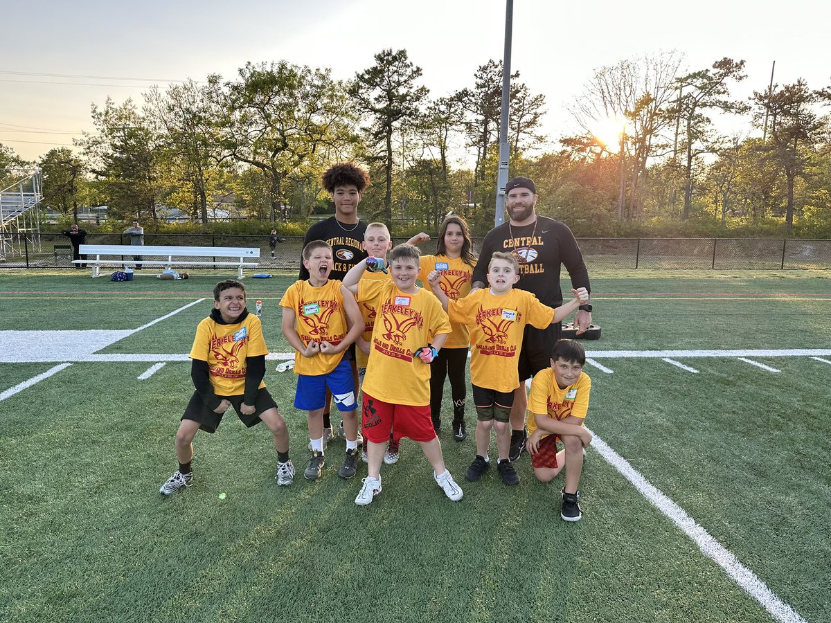 We’re building a foundation 🧱 by 🧱. This past week, coaches and players donated their time after their respective sports/clubs/workouts to give back to our future champions that will come thru CR. TY to Berkeley AYF for allowing us to be apart of i! 

#REAFFIRMATION #WEWILL🦅