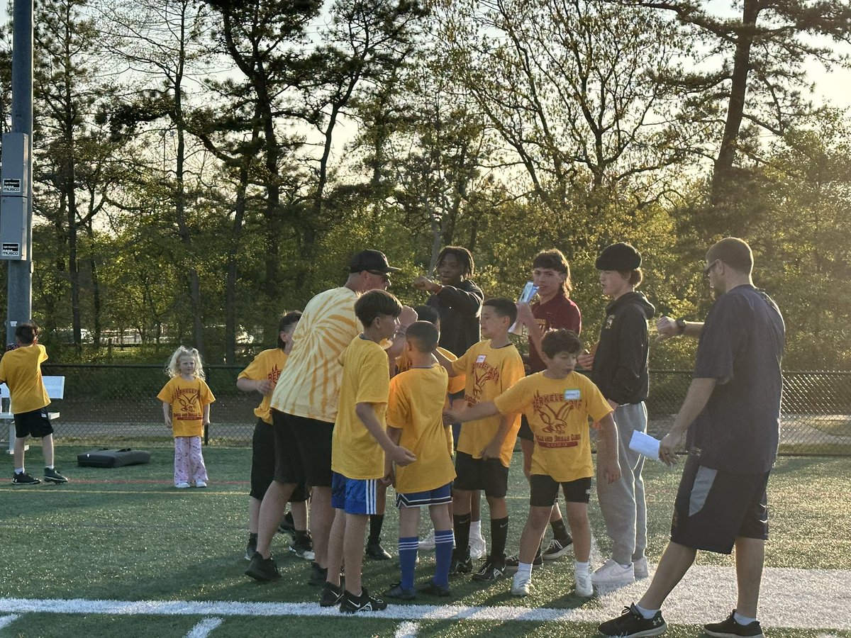 Central_Reg_FB's tweet photo. We’re building a foundation 🧱 by 🧱. This past week, coaches and players donated their time after their respective sports/clubs/workouts to give back to our future champions that will come thru CR. TY to Berkeley AYF for allowing us to be apart of i! 

#REAFFIRMATION #WEWILL🦅 https://t.co/5folMc0ire