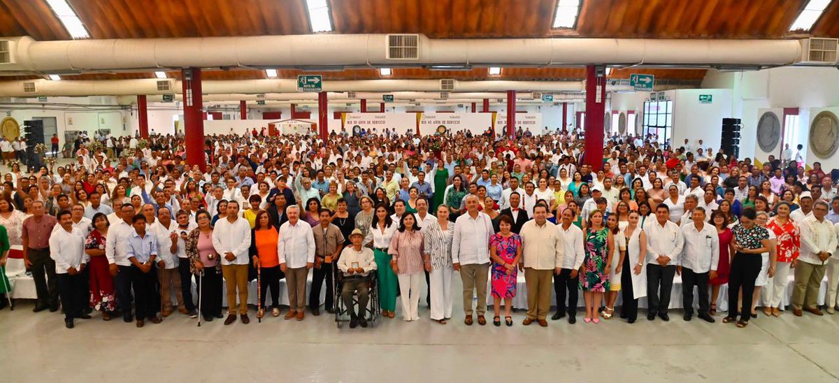 cmmerino's tweet photo. En el marco de la celebración del Día del Maestro @SETabasco, entregamos reconocimientos a docentes por 30 y 40 años de servicio. Mi reconocimiento al magisterio tabasqueño por su contribución desde el aula para la construcción de una sociedad próspera, humana, justa y fraterna. https://t.co/s1mTjGPj4D
