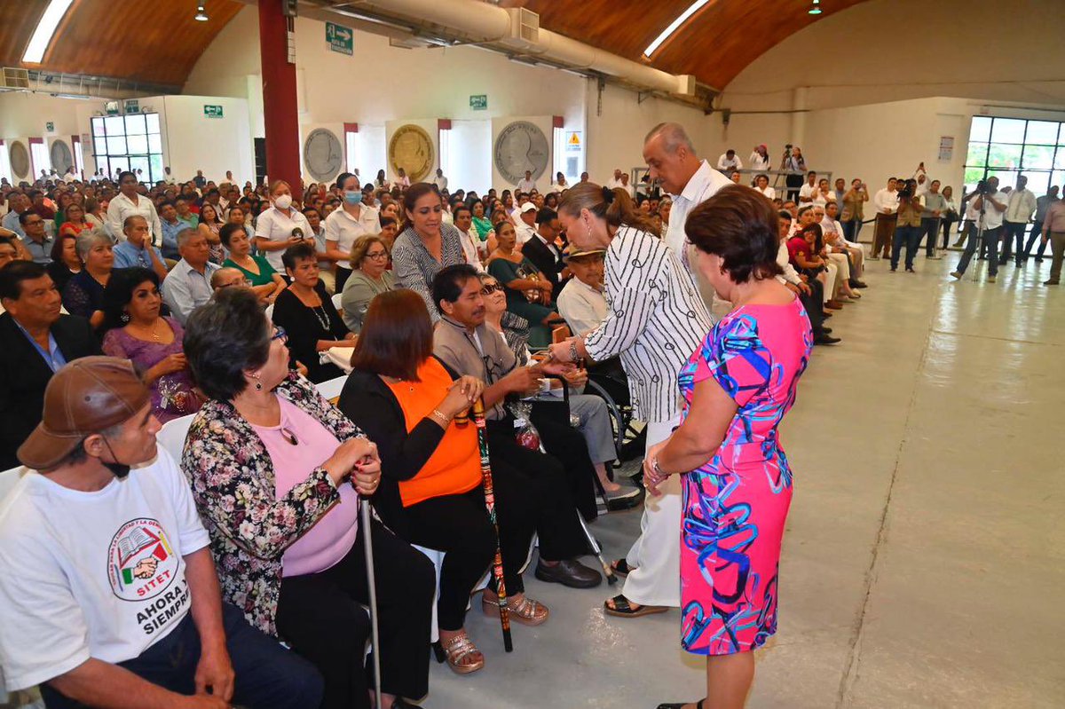 cmmerino's tweet photo. En el marco de la celebración del Día del Maestro @SETabasco, entregamos reconocimientos a docentes por 30 y 40 años de servicio. Mi reconocimiento al magisterio tabasqueño por su contribución desde el aula para la construcción de una sociedad próspera, humana, justa y fraterna. https://t.co/s1mTjGPj4D