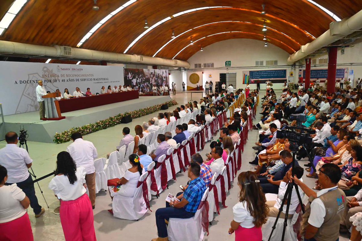 cmmerino's tweet photo. En el marco de la celebración del Día del Maestro @SETabasco, entregamos reconocimientos a docentes por 30 y 40 años de servicio. Mi reconocimiento al magisterio tabasqueño por su contribución desde el aula para la construcción de una sociedad próspera, humana, justa y fraterna. https://t.co/s1mTjGPj4D