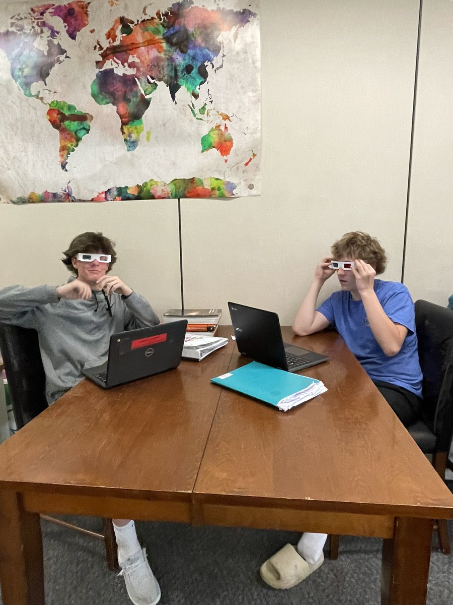wilch_beth's tweet photo. A little fun - looking at Civil War pictures in 3D! @KarrerMS https://t.co/I8iGaRbYdY