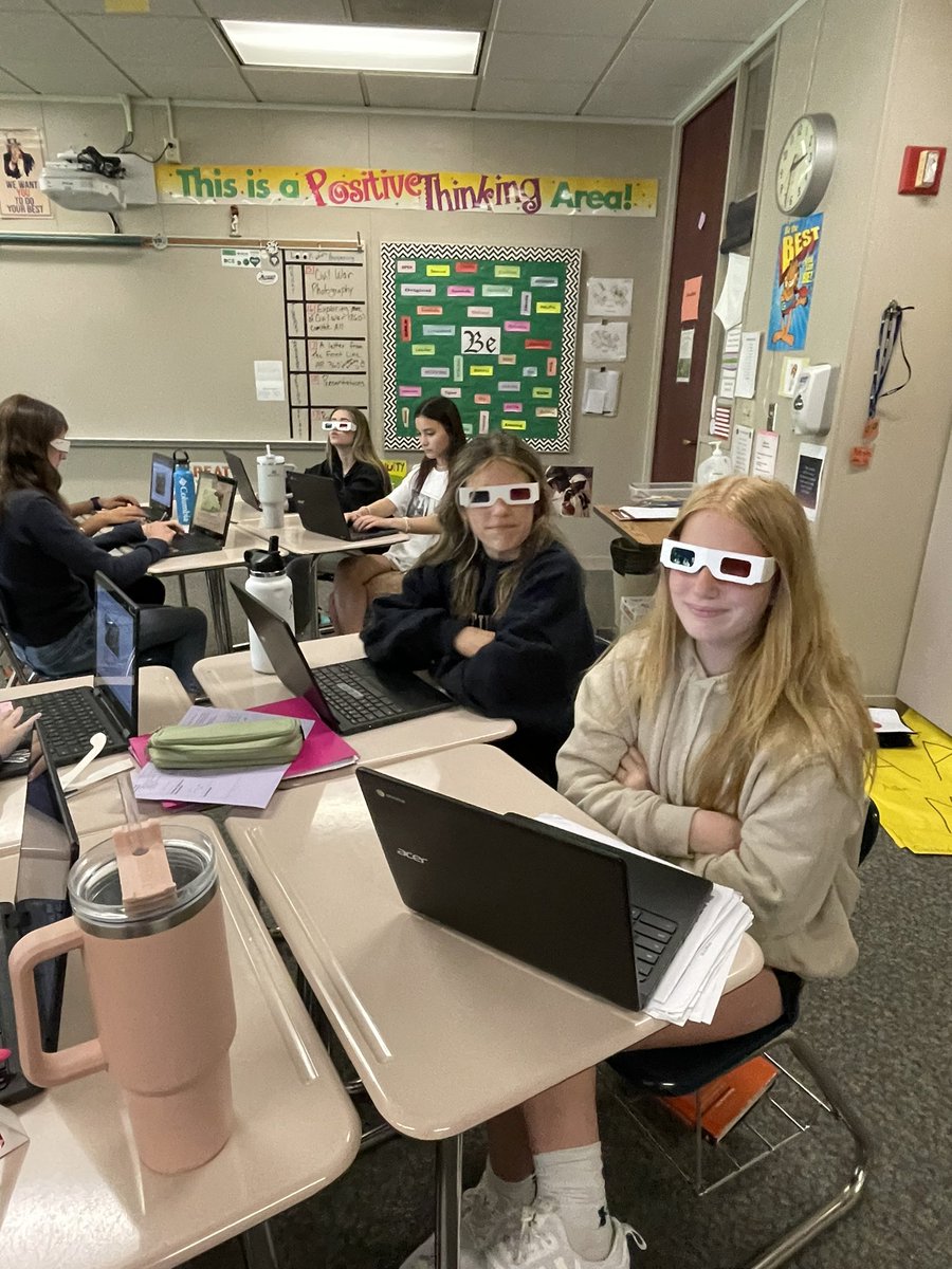 wilch_beth's tweet photo. A little fun - looking at Civil War pictures in 3D! @KarrerMS https://t.co/I8iGaRbYdY