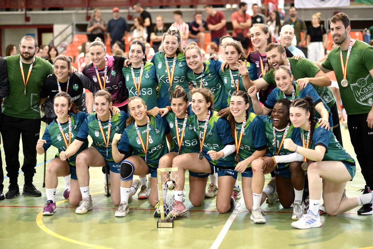 Quizá, muchos cuando empezamos en esto soñamos con entrenar en <a href="/ASOBAL/">ASOBAL</a> , en Iberdrola, llevar una selección nacional, jugar unos JJOO…

Yo siempre soñé con conseguirlo con mi club <a href="/balonmanoikasa/">Balonmano iKasa Boadilla</a> 💚

Gracias a todas porque…

Lo mejor de esto es que el sueño continúa…🫣