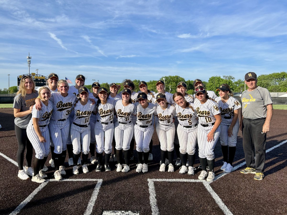 UABearsSB's tweet photo. Another great season for your Golden Bears softball team has come to an end. We finished the season 21-7 and left it all on the field. Thank you to our coaches, family, and fans for supporting us!!! @UAHSAthletics #GoBears https://t.co/TdAUKoH0qD