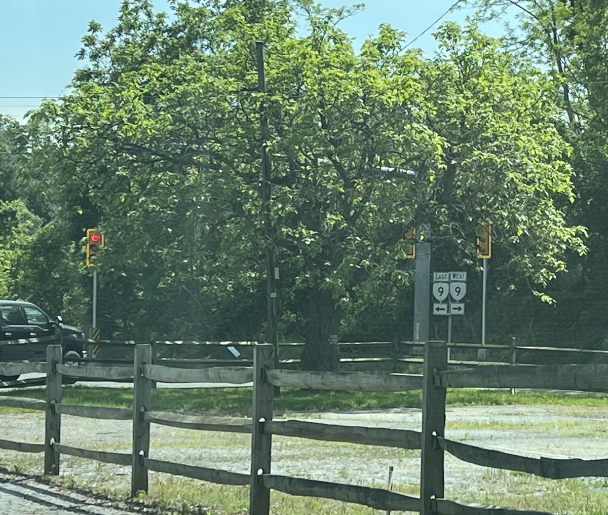 This was a reason it took almost an hour to go 9 miles this morning off 340. Not sure to thank #LoudonCounty or #WVA officers we saw driving away from the light. Guess that one can’t be run manually. Amazing planning/work being done. 
#TrafficJam
#waze