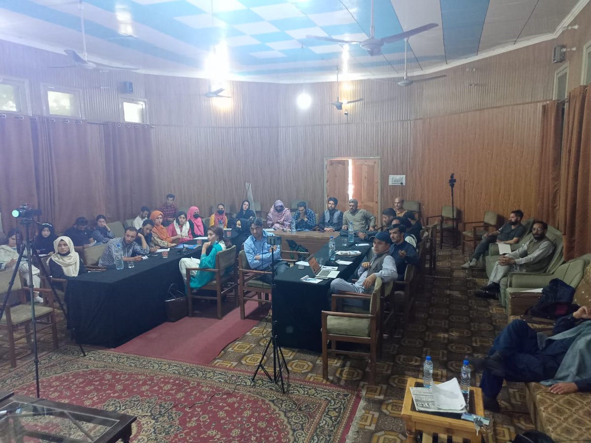 Pakistan_PIC's tweet photo. Pakistan Information Center, Gilgit, organized two days training workshop on Mobile Journalism (Mojo). Journalists from various news channels, newspapers, and from social media platforms have participated. #GilgitBaltistan  #PIC #Media #Training #mojo https://t.co/Mq3Fbrm6rb