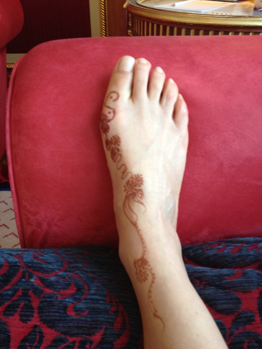 <a href="/PiesMexico/">Pies De Famosas</a> Travesuras con henna. 
Saludos.