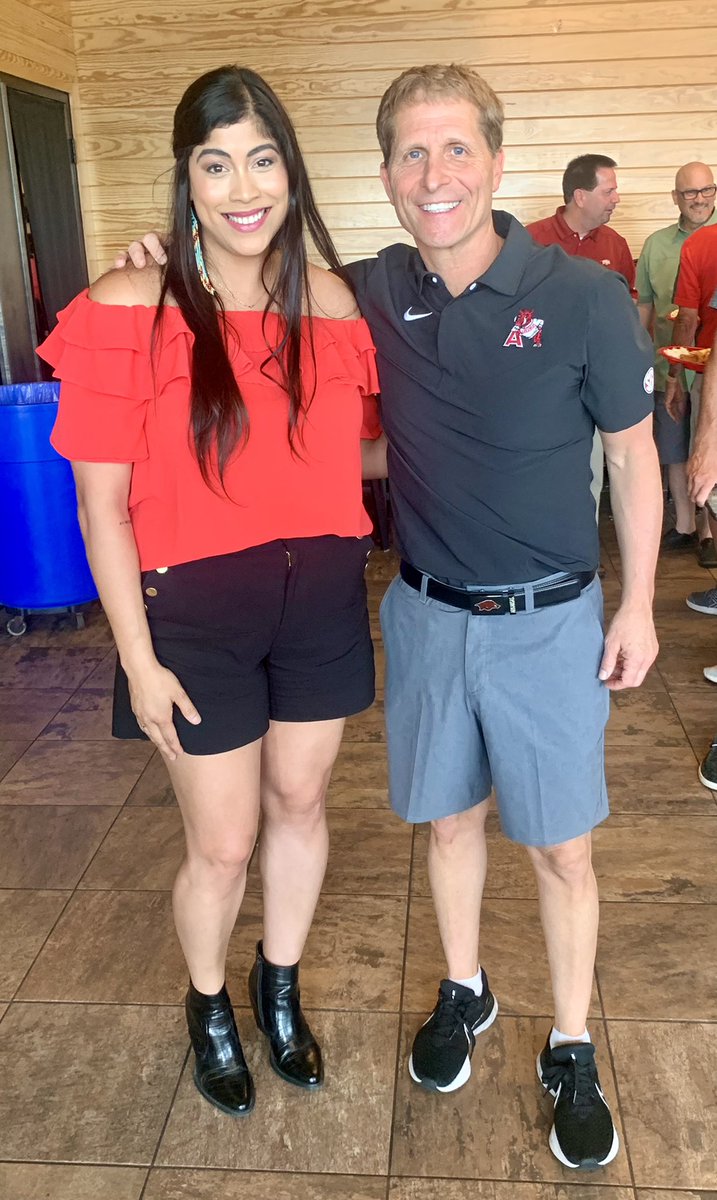 SevaDe's tweet image. When your favorite coach🚌 comes to town&amp;gt;&amp;gt;&amp;gt; @EricPMusselman @RazorbackMBB #wps #ONERazorback