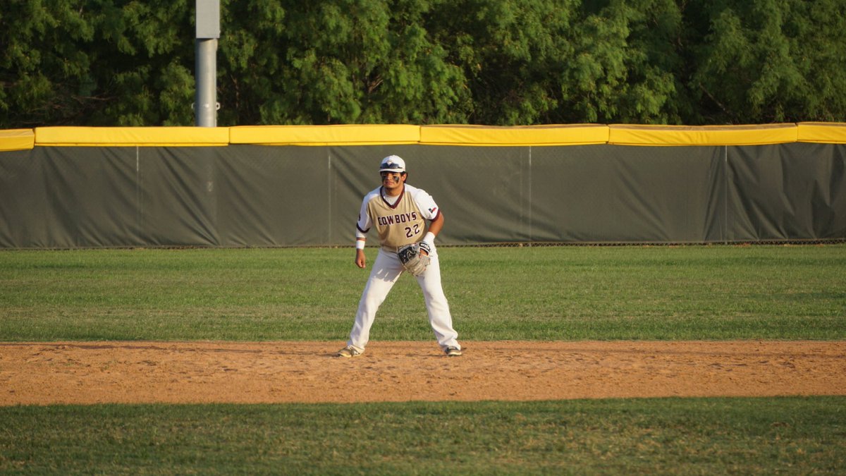 Sanchez4Jesse's tweet photo. back2back 1st team all district Shortstop🏆2️⃣2️⃣
hard goodbye to the sport i love most,
i was good to the game and the game was good to me.⚾️🖤
#finallyhangingitup #thelastout https://t.co/uCaWVXu76D