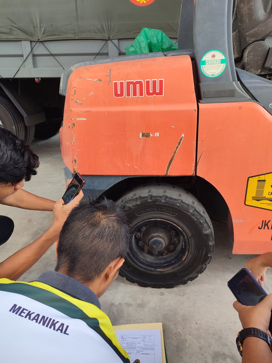 danialjkrckm's tweet photo. AHAD : 14/5/2023
- Membantu Encik Helmi memeriksa kenderaan forklift bagi tujuan penggantian tayar
- Melupus dokumen bahagian kewangan yang telah diluluskan oleh Arkib Negara
@EnCiK_JM1
@JKRCKMKedah
#internfebjun2023
#ckmkedah https://t.co/dm67w8mQS8