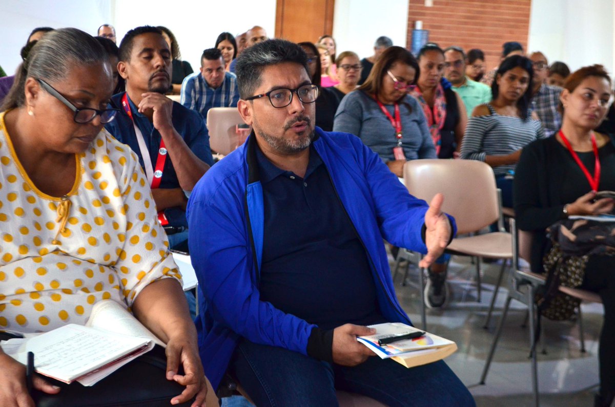Ministerio de Comunas abrió taller para debatir la lógica comunitaria como garantía de vida.

Para el viceministro de Economía Comunal, Hernán Vargas, la construcción decolonial es clave; pero es un trabajo colectivo que requiere tiempo y compromiso: bit.ly/3W8b8fY.