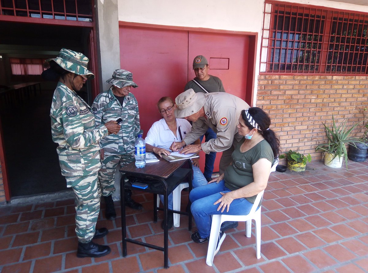 molina_espinel's tweet image. Cmdt de #APDI de la #PquiaNuevaArcadia en #Ureña en mesa de trabajo con la #Bricomil para mejor de la infraestructura del #INCE @vladimirpadrino @NicolasMaduro @FreddyBernal @wistohorchourio seguimos avanzado por el camino de Chávez @dcabellor @PSUVTachira