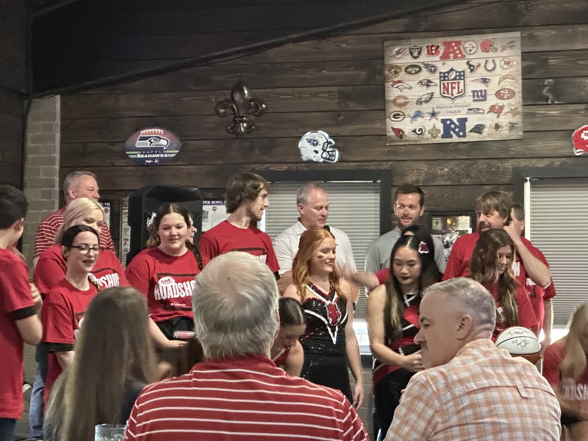 sseatenn's tweet photo. Enjoyed hearing from ⁦@HunterYurachek⁩ about ⁦@ArkRazorbacks⁩ and enjoyed spending some time with ⁦@willjroth⁩ Go Hogs! https://t.co/Op5pl8vsOm