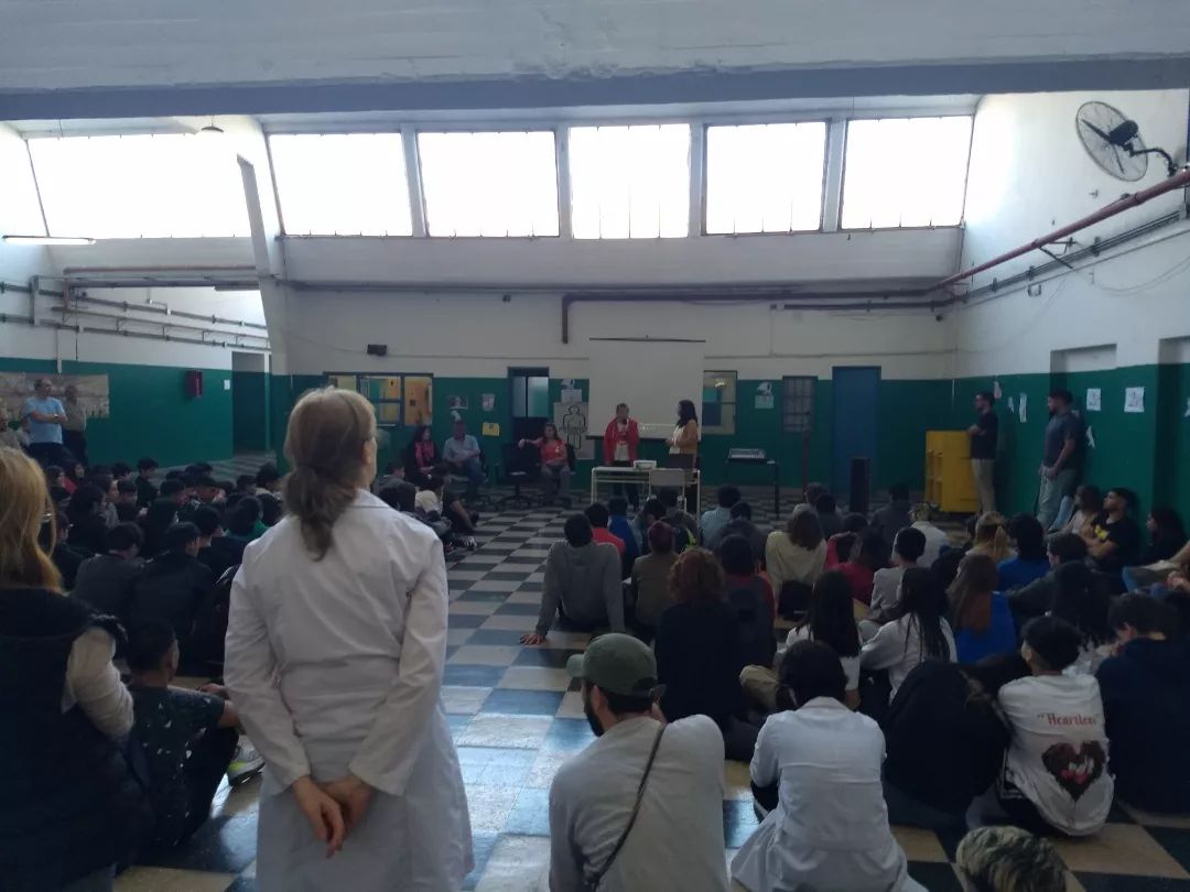 pcvlopez's tweet photo. Hoy acompañamos a nuestra camarada Iris Avellaneda, presidenta de la Liga Argentina por los Derechos Humanos, en la E.E.S.T. N°4 - Gral. Martín Miguel de Güemes de Vicente López. Se realizó una charla ante una sala llena de estudiantes secundarixs (+) https://t.co/uqinM3B5z7