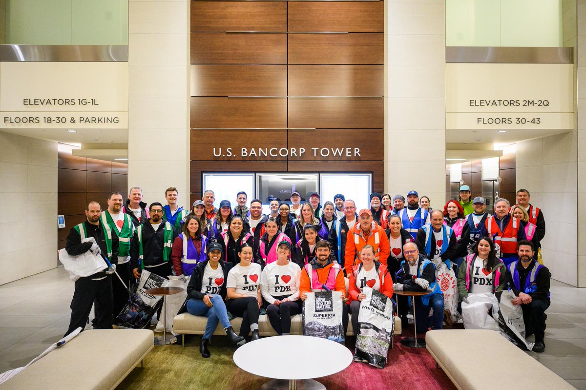 unicoprop's tweet photo. Unico partnered with @solveinoregon to collect garbage in the Ankeny Triangle neighborhood of downtown Portland. Unico removed over 500 pounds of unhealthy and damaging garbage from our streets in just one event!

Photos by Molly J. Smith @mollyjsmith1

#UnicoCares #ESG https://t.co/MZxYRvgssB
