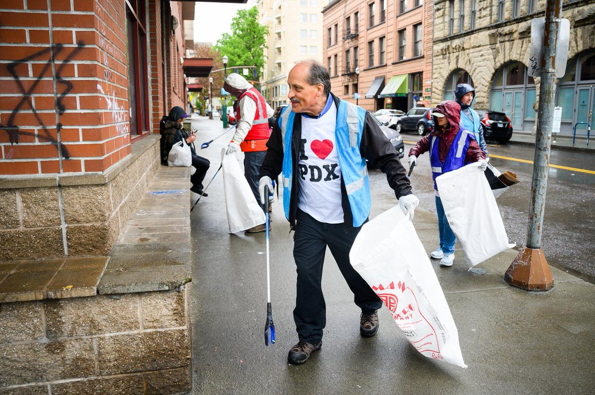 unicoprop's tweet photo. Unico partnered with @solveinoregon to collect garbage in the Ankeny Triangle neighborhood of downtown Portland. Unico removed over 500 pounds of unhealthy and damaging garbage from our streets in just one event!

Photos by Molly J. Smith @mollyjsmith1

#UnicoCares #ESG https://t.co/MZxYRvgssB