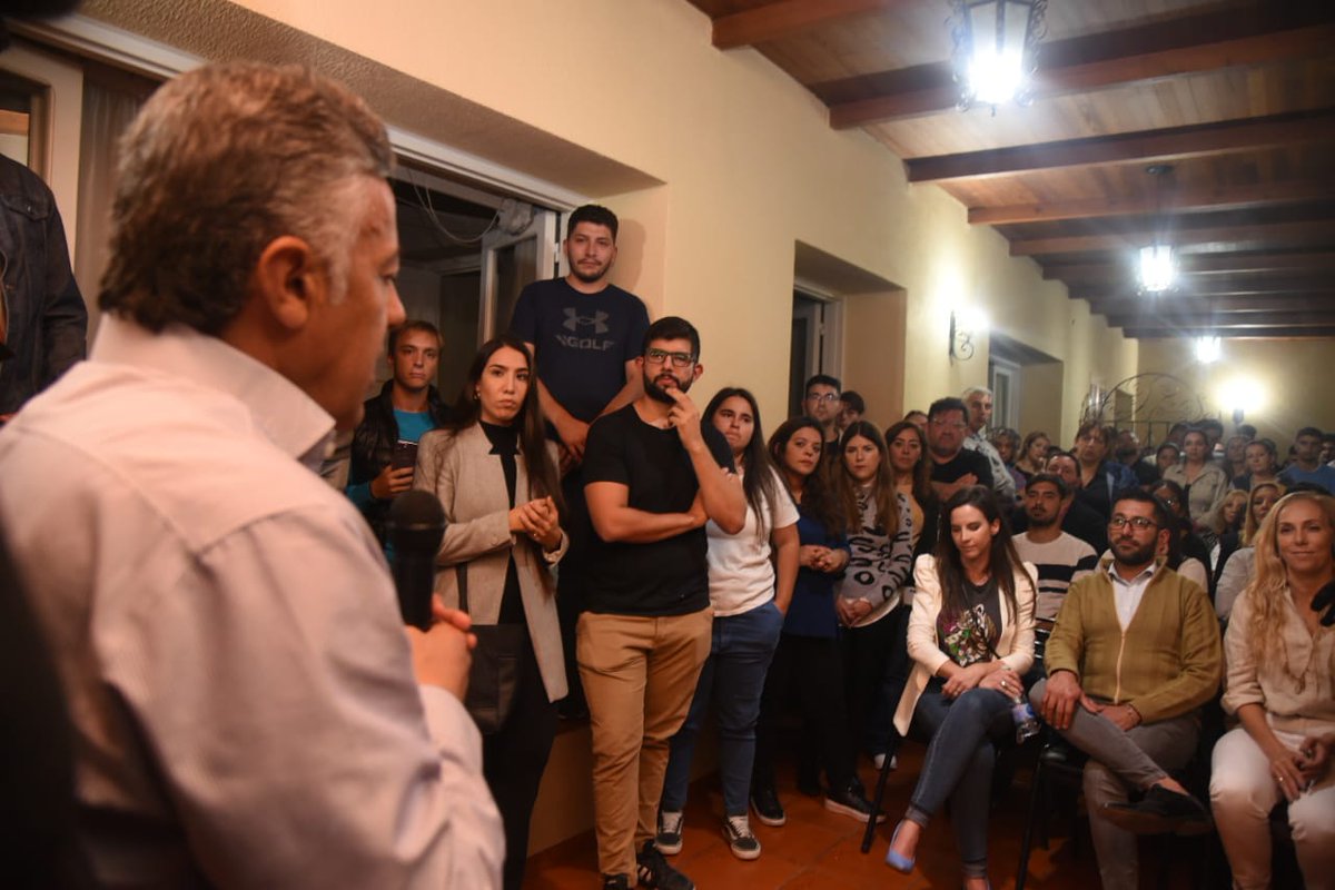 alfredocornejo's tweet photo. Nos juntamos con los grupos de @MauriPintiClop y de @MajulNestor. Es un buen equipo para llevar una mejor propuesta y oferta para los vecinos de Maipú. Los votos no son propiedad de los dirigentes. Hay que volverlos a conquistar y mostrar el trabajo que hace el @FrenteCambiaMza https://t.co/yLV95KFTKy