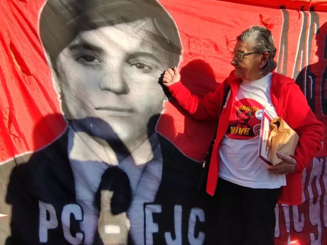pcvlopez's tweet photo. confeccionada por la Comisión por la Memoria, Verdad y Justicia de San Martín.

En medio de ataques negacionistas seguimos levantando las banderas de los 30.000 y del "Negrito", con el ejemplo de lucha de Iris.

#Son30000
#NegritoAvellanedaPresente
#NegacionismoNuncaMas https://t.co/mq8fRnY6ix