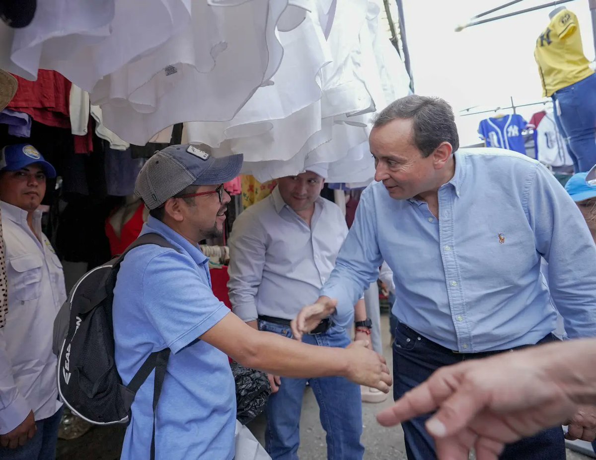 CanelaGonzalezD's tweet photo. ¡Gracias por el cariño que nos dieron Mercado San Martín zona 6! 

Estamos seguros que #HoySi 

#Creo #PartidoCreo #Elecciones2023 #Guatemala #gt #Zona6 #Canela #RobertoGonzalez #502 #elcambiodeverdad #mercadosanmartin https://t.co/tuWHctGO6i