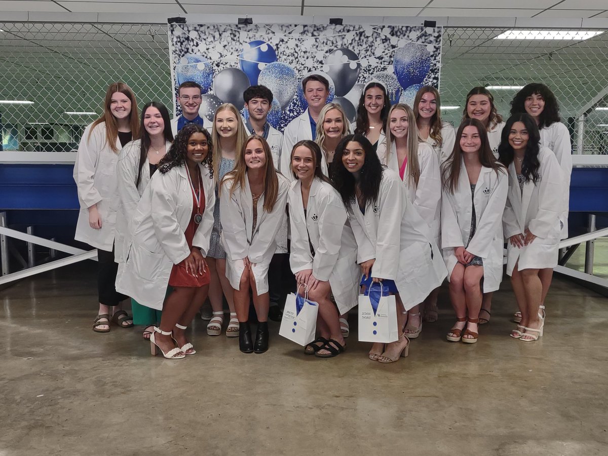 MasonCoBiomed's tweet photo. Congratulations to the 6th annual MCHS class of 2023 Biomedical White Coat Recipients! You did it!! 😁 I'm so proud of each and every one of you. I can't wait to see what your future holds ❤️ Now go make a difference 🥼🩺💊🏥 @MCHSRoyals1 @MasonCoSchools https://t.co/UYyVvIuzhu