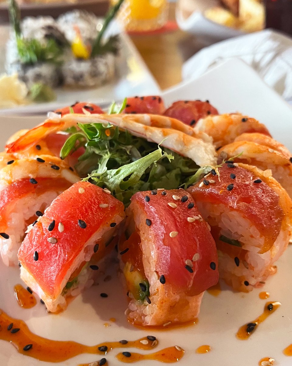 Known as a sushi lover's dream come true, our 𝐅𝐚𝐧𝐭𝐚𝐬𝐲 𝐑𝐨𝐥𝐥 combines fresh salmon, cucumber, avocado, ahi tuna, and steamed shrimp to make this Splitsville fan-fave a winning selection every time! 🍣🥢
