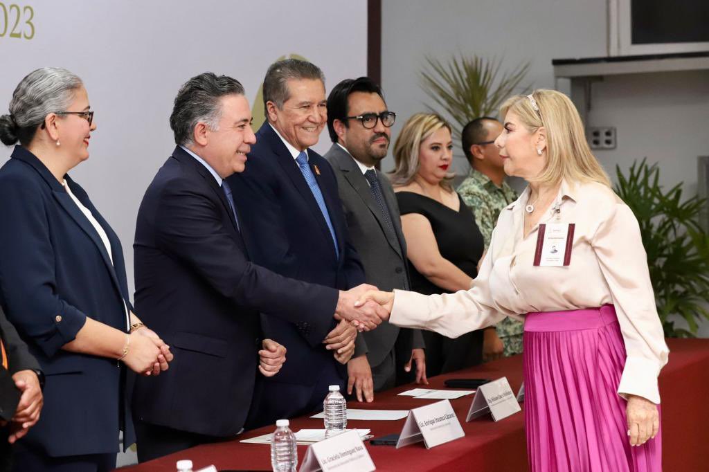 InzunzaCazarez's tweet photo. Ha sido un privilegio asistir en representación del Gobernador @rochamoya_, a la entrega de la condecoración “Maestro Altamirano”, a maestras y maestros sinaloenses por sus 40 años de magisterio. Cierto: no hay transformación sin educación, ni ésta sin docentes ejemplares. https://t.co/lpyyJd69A5