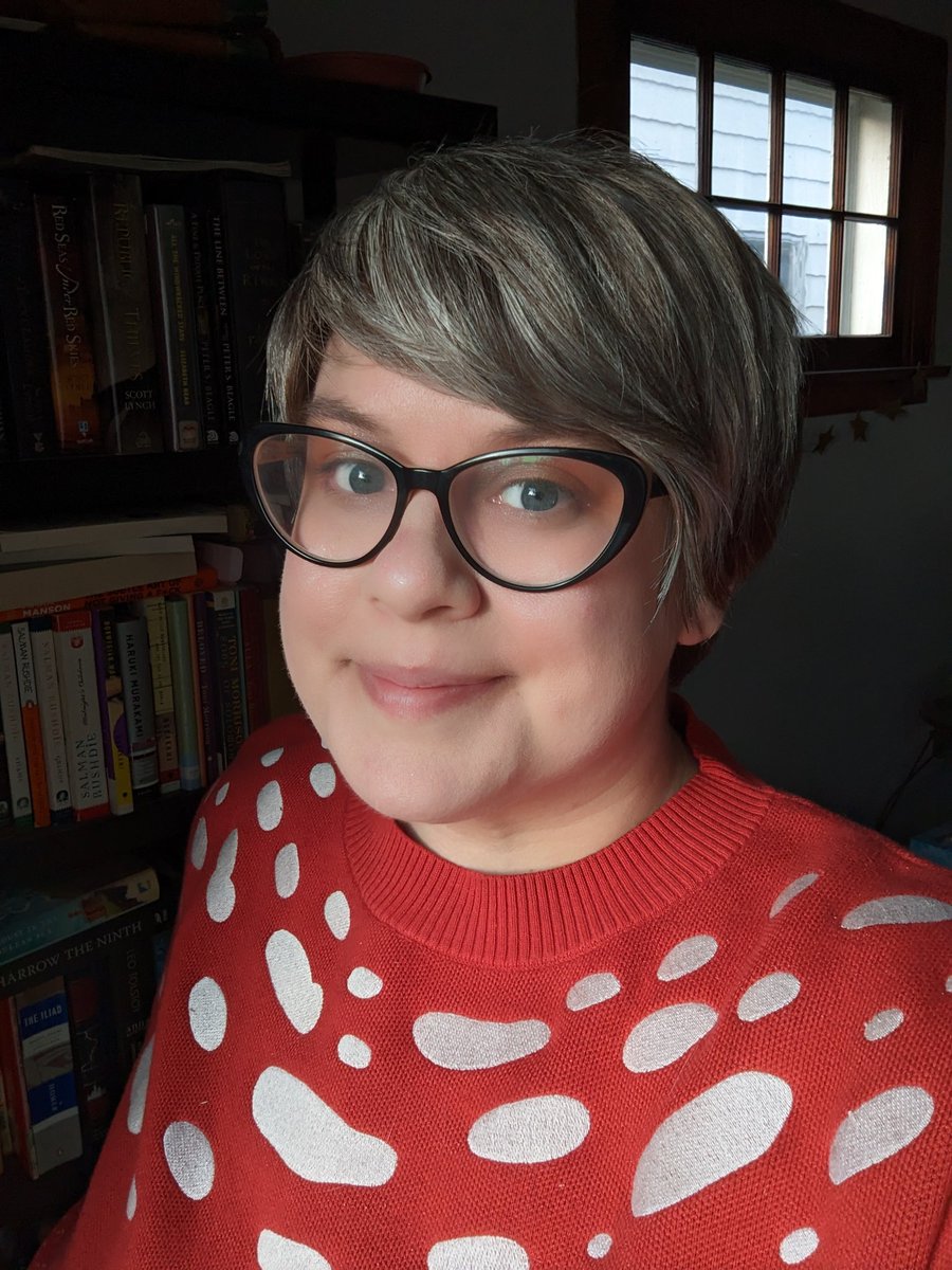 MonadicMeg's tweet image. This is now my favorite outfit. I had to do makeup to match!