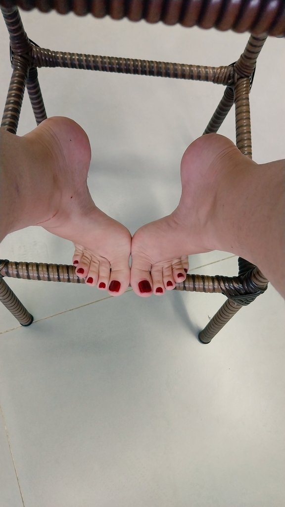 Fabfeet2021's tweet photo. New Pedicure! 
👣toes 👣arches 👣soles https://t.co/m0i4eHAHBj