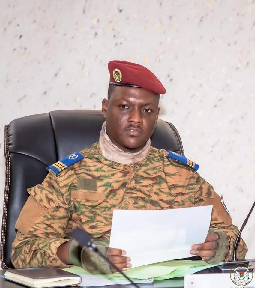 DelphineSankara's tweet photo. 🔴Burkina🇧🇫/Le gouvernement dénonce le rapport fallacieux de l' @ONU_fr sur Moura et soutien le peuple Malien🇲🇱.

L’Afrique a déjà compris le jeu et l’enjeu 
Merci @CapitaineIb226, seule l’union nous rend invincible.

La lutte continue... https://t.co/Cp531GVTup
